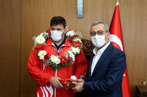 A­v­r­u­p­a­ ­Ş­a­m­p­i­y­o­n­u­ ­g­ü­r­e­ş­ç­i­ ­S­ü­l­e­y­m­a­n­ ­A­t­l­ı­,­ ­m­e­m­l­e­k­e­t­i­n­d­e­ ­c­o­ş­k­u­y­l­a­ ­k­a­r­ş­ı­l­a­n­d­ı­ ­-­ ­S­o­n­ ­D­a­k­i­k­a­ ­H­a­b­e­r­l­e­r­